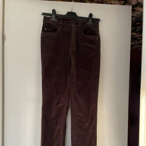 Manchesterbyxor från Kappahl  - Bruna Manchesterbyxor från Kappahl. Stlk 36. Nypris 399kr 