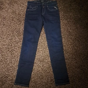 Replay jeans - Tjena! Säljer nu mina Jeans ifrån Replay då jag köpte fel storlek. Modellen är Anbass! Skick  10/10,helt nya! Jeansen är i storlek L32 W28. Skriv vid minsta intresse!