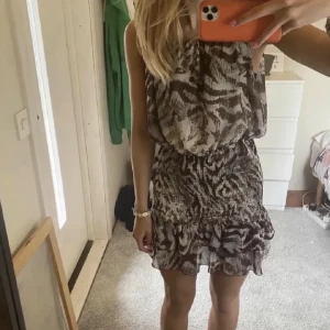 klänning från zara - säljer denna super fina och slutsålda klänningen från zara som aldrig kommit till användning har och lapparna kvar, köpte för 500kr. storleken är i M men passar mig som är en Xs-S och passar även de som har större storlek. pris är diskuterbart