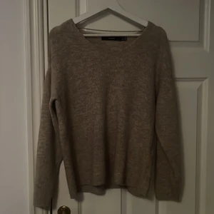 Beige stickad  - Supermysig beige stickad tröja från vero Moda, köpt på salt för 449. Färgen är ljusare i verkligheten
