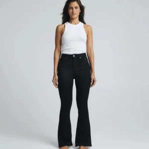 flared bootcut jeans - Säljer dessa svarta flared/bootcut jeansen ifrån bikbok! Kommer tyvärr inte till användning. Kontakta vid intresse elr funderingar💓Ord pris: 599kr
