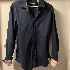 Burberry skjorta  - Hej säljer nu min burberry skjorta köpte den här på plick men kom inte till användning pris går att diskutera samt även öppen för byten 