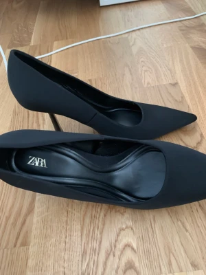 Klackar - Säljer dessa superfina klackarna från Zara pga att de inte kommer till användning (Använda endast 1 gång)    Kan tänka mig att sälja billigare vid snabb affär🥰
