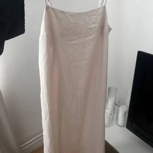 Satinklänning  - Längre satinklänning i ljusbeige färg, använd 1 gång