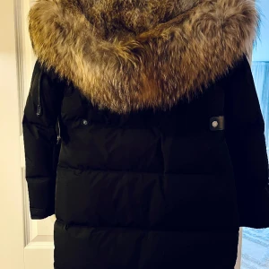 Vinterjacka  - Supervarm vinterjacka inköpt på Länna Sport. Modellen heter Monet. Fin, hel, fläckfri från rök- och djurfritt hem.