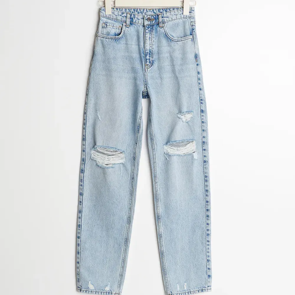 Jeans ifrån Gina tricot som är blåa och har hål. Finner inget fel så fina, säljer pga rensar jeans! Hojta till för intresse!. Jeans & Byxor.