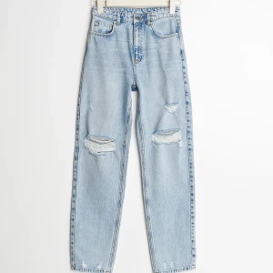 Blåa jeans med hål  - Jeans ifrån Gina tricot som är blåa och har hål. Finner inget fel så fina, säljer pga rensar jeans! Hojta till för intresse!