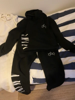 Amiri tracksuit - Äkta Amiri tracksuit, cond 9/10. Kvitto finns. Ordinarie pris 18 000kr. Mitt pris 5000kr för både hoodie och byxor. Hoodie S, byxor M. HOODIE SLUTSÅLT✅