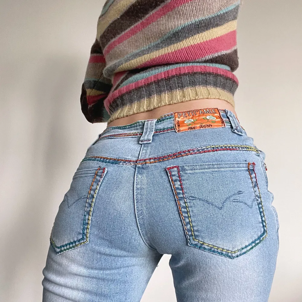 Lågmidjade jeans som är lite utsvängda nedtill. Strl S. Midjemått: 66 cm, Innerbenslängd: 82 cm. Fint skick! Se även mina andra annonser,  3 för 2 på allt! 💫. Jeans & Byxor.