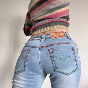 Lågmidjade jeans som är lite utsvängda nedtill. Strl S. Midjemått: 66 cm, Innerbenslängd: 82 cm. Fint skick! Se även mina andra annonser,  3 för 2 på allt! 💫