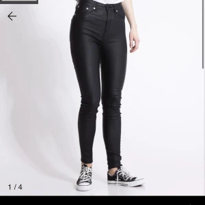 Skinnbyxor ”snake” - Lite för stora för mig, använda några gånger. Byxorna är ej förstörda på något vis🤗 Ordinarie pris: 200kr