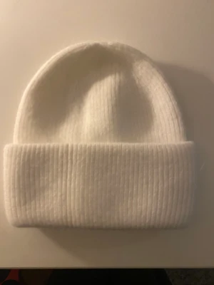 Vit mössa - Super mjuk och mysigt, vit mössa perfekt till vintern, aldrig använd💗💗original pris: 299kr