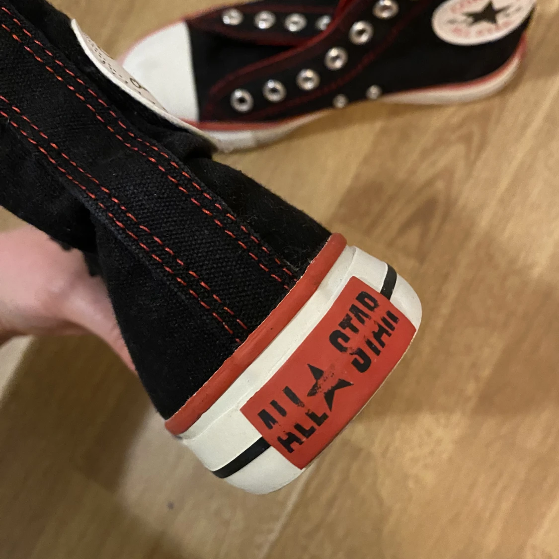 Rödsvarta Converse  - 91