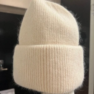 Creamfärgad kasmir mössa  - Aldrig använd såklart. Få kvar i lager!!