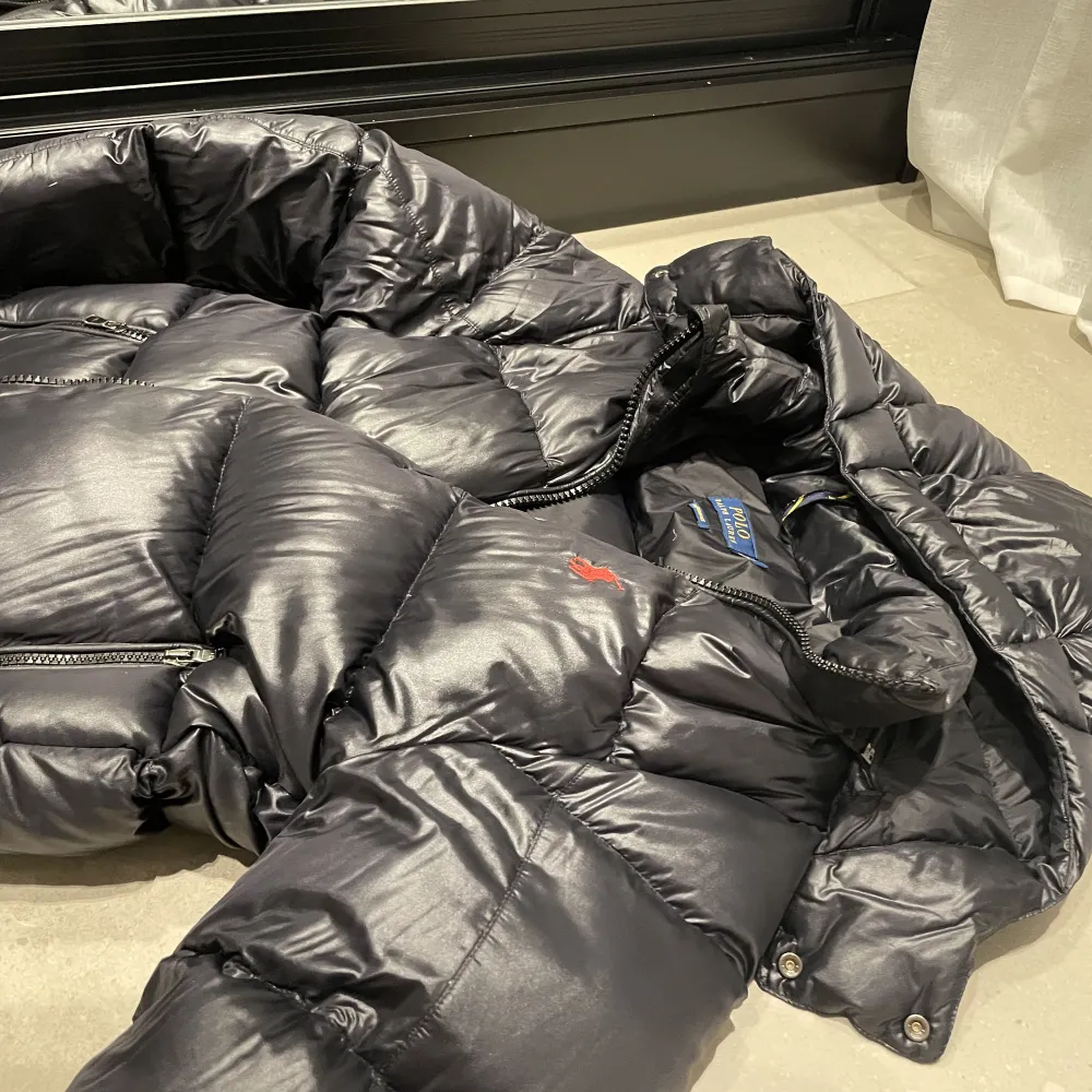 Ralph lauren glossy puffer jacket Färg - svart Nyskick Justerbar midja Varm och bekväm Jackan är i storlek S men kan även passa folk med storlek M Jackans storlek är också slutsåld i alla hemsidor Nypris på storlek s - ca 5000 Pris kan diskuteras. Takit.