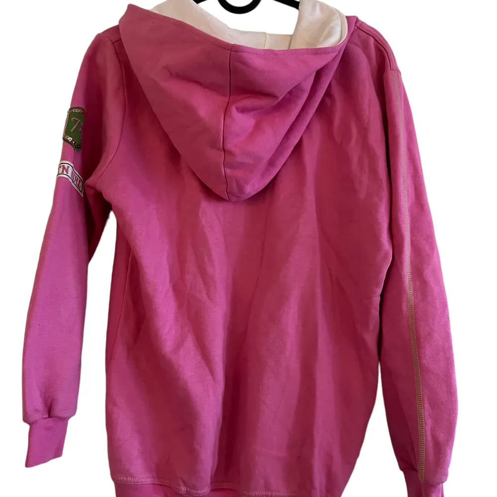 Söt rosa hoodie med gröna detaljer!!Passar som strlk s/m. Hoodies.