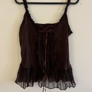 Brunt linne med snörning - Fint brunt linne med fina detaljer och snöre i fram💕💕 passar som en strlk S✨