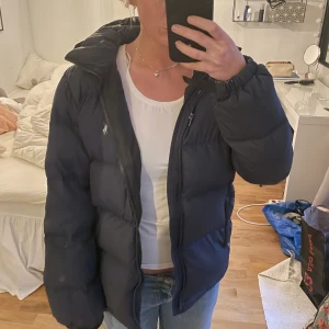 Ralph Lauren vinterjacka  - Perfekt jacka nu till vintern! Bra skick förutom några små hål, skriv gärna för bild. Storlek 170 (man) som motsvarar ungefär S/M. 