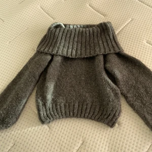 ginatricot off dhoulder knit sweater - Köpte för 400kr på gina, bara använt ett fåtal gånger  och är nu slutsåld. Storlek xs. Läs bio innan köp och tar bara swish så klicka inte på köp nu