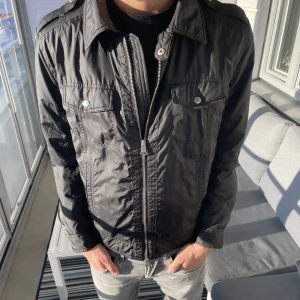 J.Lindeberg Jacka - Hej! Säljer nu denna sjukt snygga J.Lindberg Jacka. Jackan är i storlek M men Fits även S.  Hör av dig vid funderingar!