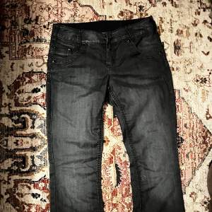 Coola jeans köpta second hand men ursprungligen från Kappahl. Lågmidjade och har coola detaljer. Står storlek 40 på dom men skulle säga att dom är 36/38