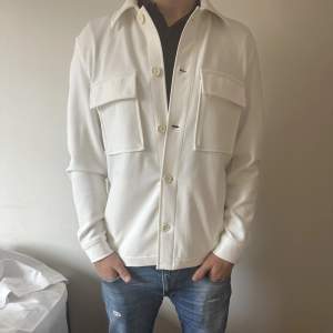 Fräsch oanvänd overshirt, perfekt för vår och höst. Inga defekter. Storlek M