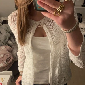 Vit kofta - Säljer denna fett söta vita koftan!  Stl S, skriv vid intresse!