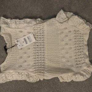 Stickad topp - Säljer en helt ny stickad topp från Zara!
