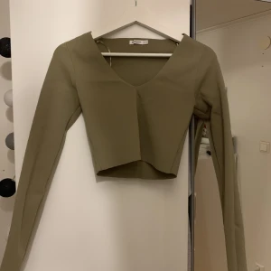 OLIVGRÖN TRÖJA - Jättefin olivgrön tröja som aldrig är använd då den tyvär är för liten😩 Den är i storlek M men passar en XS-S. Köp inom 7 dagar och få fri frakt!🤩