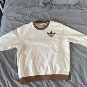  Adidas sweatshirt retro design i toppskick, storlek xs oversize så den passar S. Köpt på Asos för 700, mitt pris 180, ni får gärna komma med prisförslag.