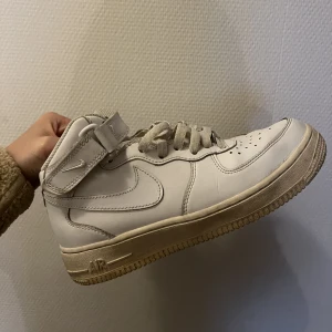 Nike air force 1 high - Höga nike air force som är väl använda men i bra skick! 