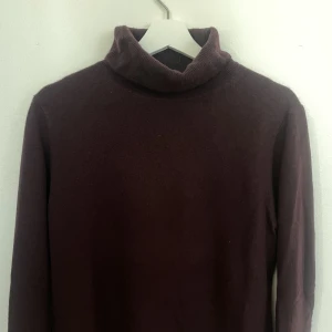 Kashmir Polo Tröja / Sweater - Uniqlo - Jag säljer min Uniqlo-tröja, 100% kashmir och i perfekt skick.   Storlek: S  Färg: Burgundy Material: Kashmir 100% Skick: Mycket Bra Sex: Man 