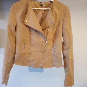 Mockajacka i bikermodell - Bikerjacka i fuskmocka från H&M. Använd endast ett fåtal ggr. Dragkedjor vid ärmslut. Tror jag köpte den för ca 500-600kr 💛 storlek 36! Pris kan diskuteras 