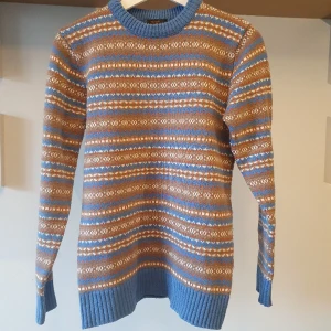Jultröja / vintertröja  - Jultröja / vintertröja med mysigt stickat mönster. Köpt i London. Väl använd men fortfarande i bra skick (se bilder). Älskar den men är tyvärr för liten för mig och bättre att den får ett nytt hem då den har mycket kvar att ge. Passar XS-S