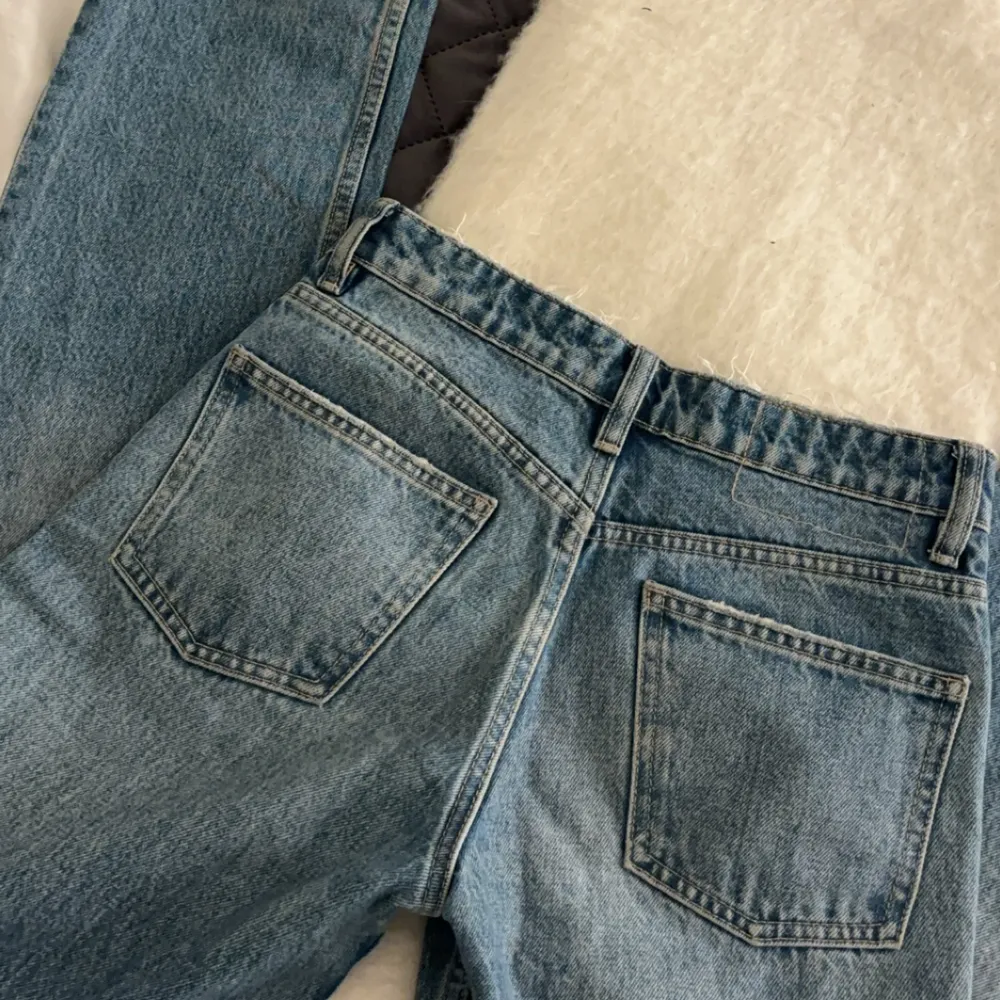 Säljer mina Lågmidjade raka jeans från zara som inte längre används, byxorna är som nya så i väldigt bra skick 🩷. Jeans & Byxor.