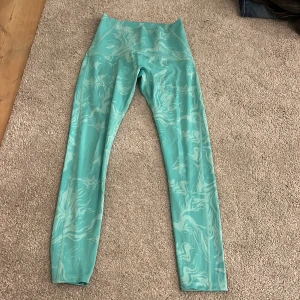 Gymshark tights  - Säljer dessa nästan oanvända gymshark GS power tightsen. Använda 2-3 gånger, som nya. Storlek S. Nypris 549kr