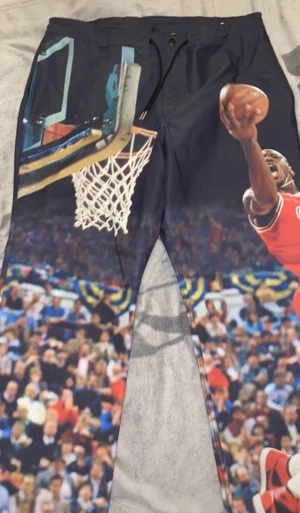 Jordan byxor  - Har ett par helt nya Jordan byxor till salu råkade köpa fel storlek  Byxorna passar L/XL