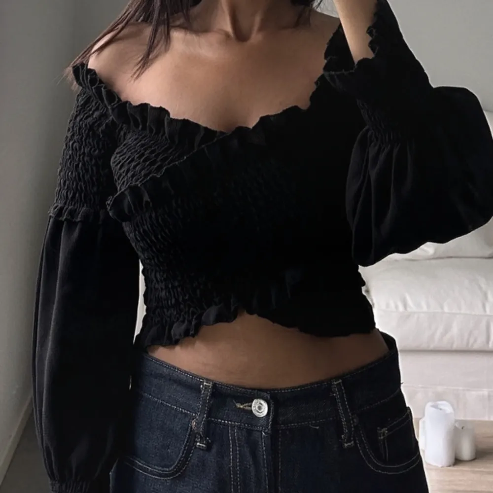 Svart offshoulder crop top från H&M. Passar både S och M. Säljer för 50kr 🖤. Blusar.