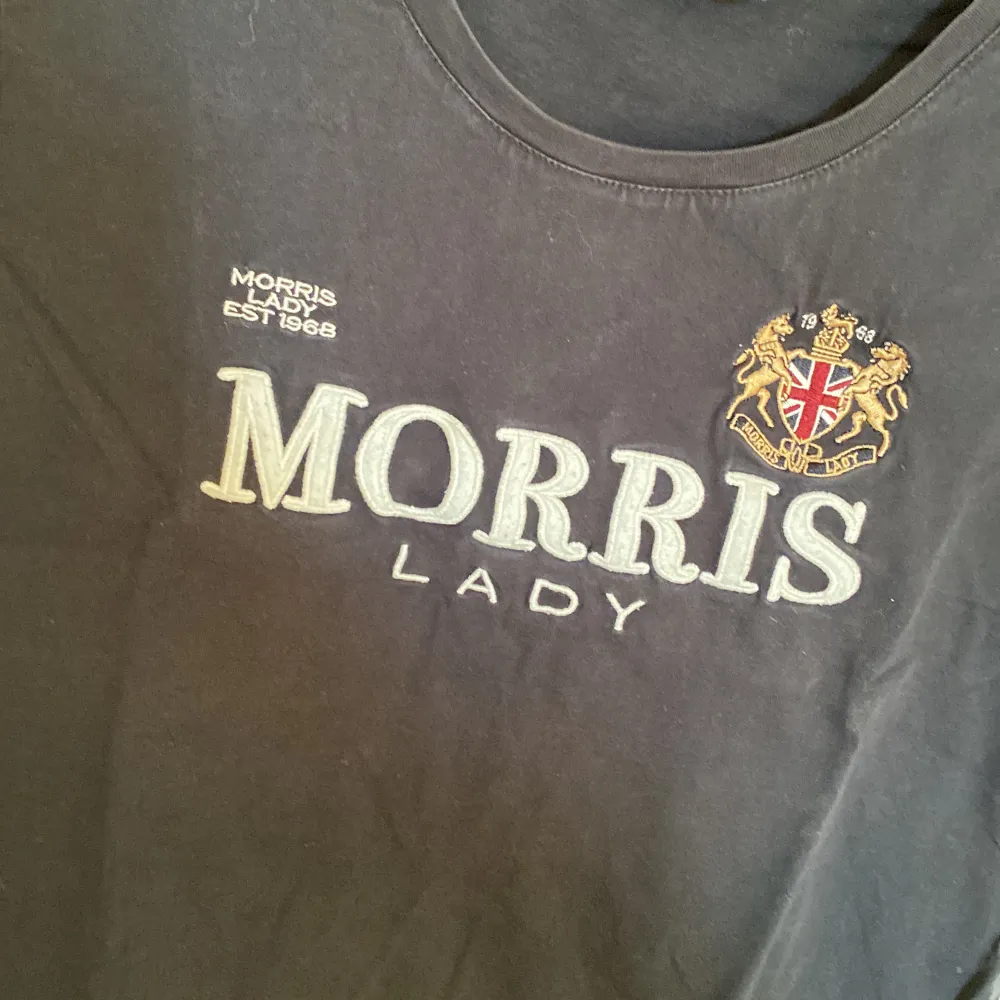 Säljer denna snygga T-shirten från Morris. Givetvis äkta. Storlek L, men passar som S/M. Lite urtvättad, därav priset. . T-shirts.