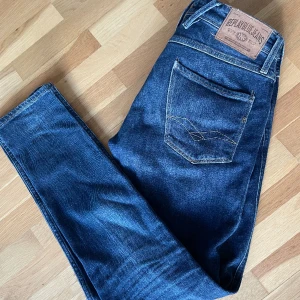 Replay  - Jeans från Replay. Modell Anbass. Str 30/32. Fint använt skick. 