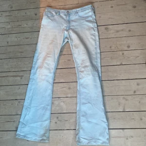 Blåa jeans - Ganska använda blåa jeans från Hm i storlek 164. Den är lite uttöjda vid låren och bruna nere vid benen  kanske nån fläck men det syns inte så mycket. Lite urtvättade. Skulle nog säga 50kr (kan diskuteras)