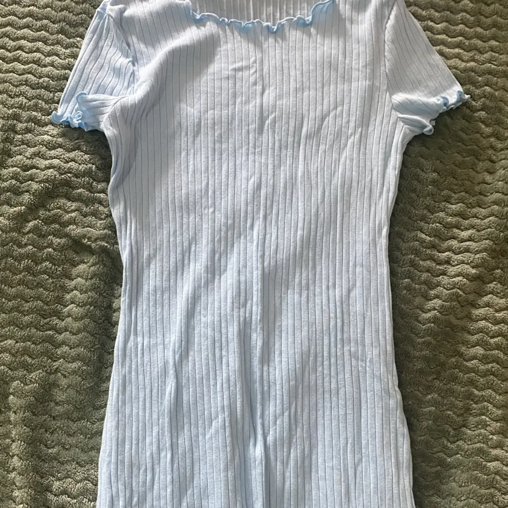 Babyblå T-shirt känning som använts 1 gång. Klänningar.