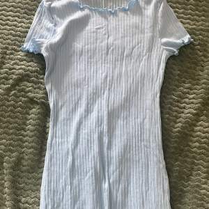 Babyblå T-shirt känning som använts 1 gång