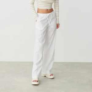 Linnebyxor - Vita linnebyxor från gina tricot, aldrig använda och plislappen är kvar! Köpta för 400kr 