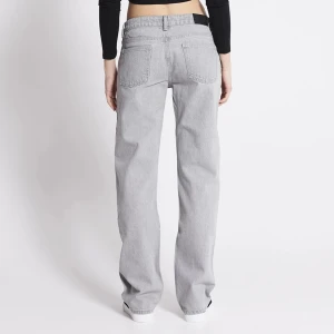 Low waist icon jeans lager 157 - Säljer två par low waist icon jeans från lager 157 som inte kommer till användning längre, har ett par gråa och ett par blåa som syns i bikderna 🤍skriv om ni undrar något eller vill ha mer bilder osv 💛