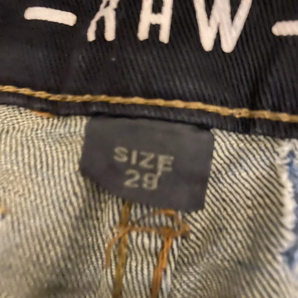 Dessa jeans passar för de som har storlek xs/s eller 32/34. Vet ej vart de kommer ifrån tyvärr.. Jeans & Byxor.