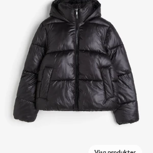 Hm jacka intressekoll  - Tänkte ha en intressekoll på min jacka som är slutsåld överallt, skriv till mig era priser och är många intresserade så startas en budgivning 