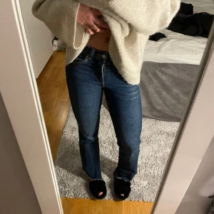 Bootcut jeans - Säljer dessa mörkblåa low/mid midjade jeans från mango med slits. Använt max 2 ggr därför i ett väldigt fint skick. Jeansen är i storlek 32 men passar mig som har 34/36💛hör av dig för fler bilder och frågor!!