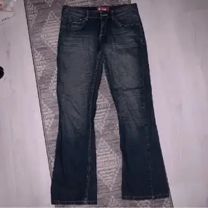 Ett par jeans som är bootcut och lowwaist i en perfekt wash! Ancända några fåtal gånger, nästan nytt skick!  Jag är 165cm lång. Midjemått: ca 80cm  Innerbenslängd: ca 75-80cm