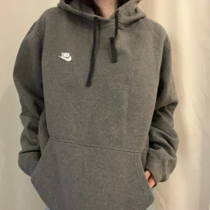 Oversized hoodie  - Oversized Nike hoodie som jag köpte i London, använd fåtal gånger väldigt bra skick❣️